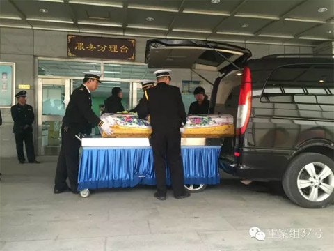 黑殡仪车调查:北京黑殡仪车调查:太平间人员推荐 有奔驰豪车 ▲执法人员等待逝者遗体从车辆中运出后再进行检查。 新京报记者 吴为 摄