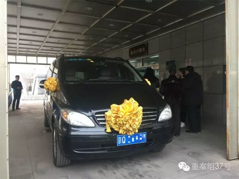 黑殡仪车调查:北京黑殡仪车调查:太平间人员推荐 有奔驰豪车 ▲在八宝山殡仪馆被查的黑殡仪车。 新京报记者 吴为 摄