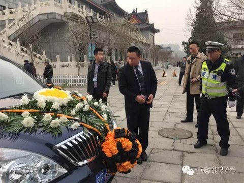黑殡仪车调查:北京黑殡仪车调查:太平间人员推荐 有奔驰豪车 ▲来自殡仪馆的正规殡仪车,也因花束遮挡号牌被拦下。 新京报记者 吴为 摄
