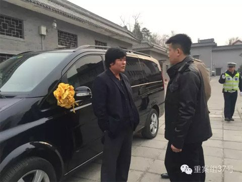 黑殡仪车调查:北京黑殡仪车调查:太平间人员推荐 有奔驰豪车 ▲执法人员对一辆黑殡仪车司机进行盘问。 新京报记者 吴为 摄