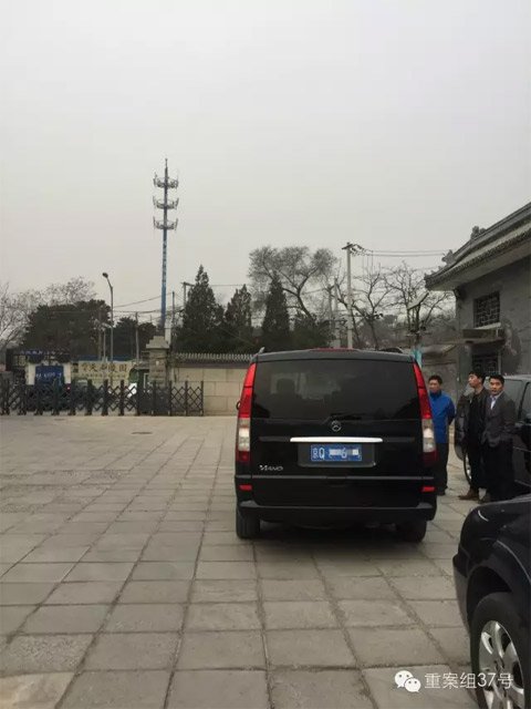 黑殡仪车调查:北京黑殡仪车调查:太平间人员推荐 有奔驰豪车 ▲被查获的的“大奔”级豪华黑殡仪车。 新京报记者 吴为 摄