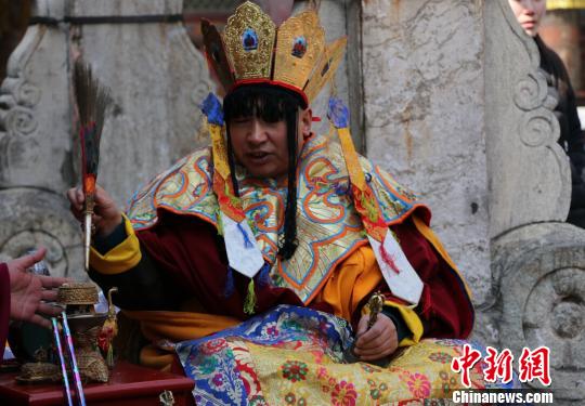 山西五台山菩萨顶举行大威德金刚火供法会图