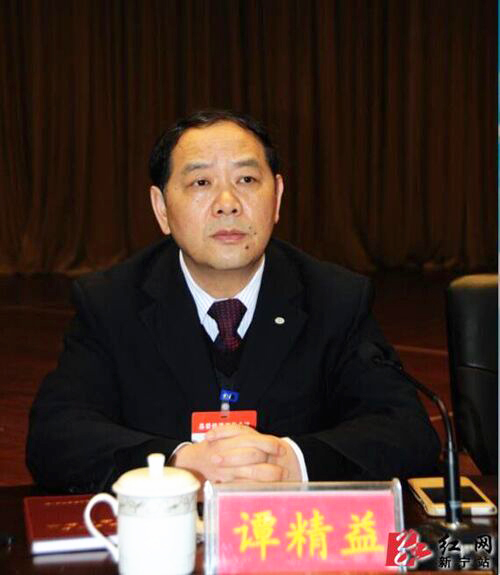 新宁县委书记秦立军在会上作报告.(杨坚 摄)