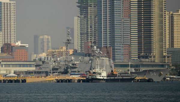 资料图：美国海军导弹巡洋舰“安蒂塔姆”号停靠马尼拉一港口。（法新社）