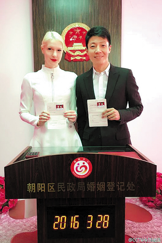 文娱撒贝宁证实与洋女友李白结婚:瞒不过朝阳群众努力生活努力幸福