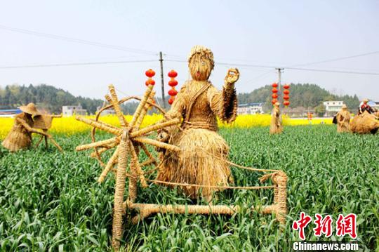 四川三台田间稻草艺术品勾起浓浓乡村记忆