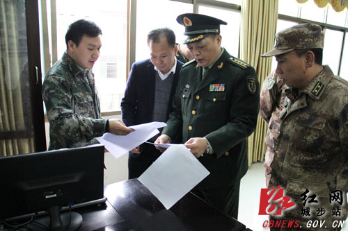 在检查西岩镇民兵整组资料(肖丁勤摄)红网城步站3月31日讯(分站记者