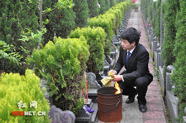长沙大一学生清明陵修 墓园住三天替人"代祭"