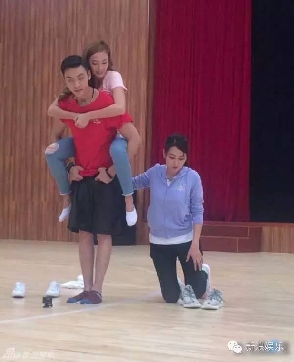 公主抱避免比了接触,他就一直握拳拍戏也是握拳跟朋友合影时,等等的