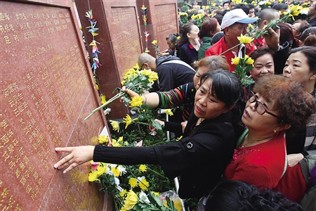 昨日,江南殡仪馆市遗体捐赠纪念园,市民在遗体器官捐献纪念墙前表达对