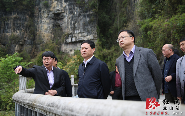 湘西州委书记叶红专(中)在乌龙山大峡谷调研在惹迷