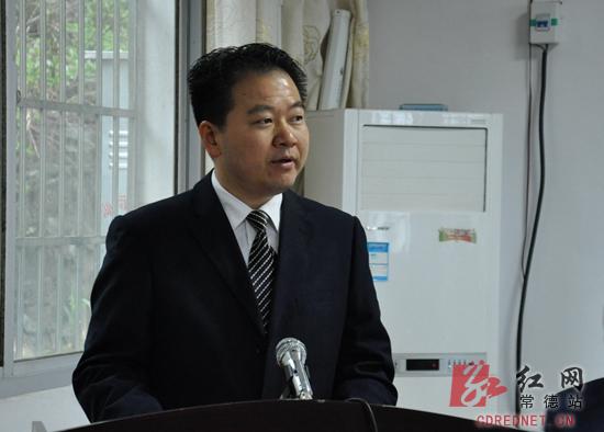 唐天标(居中),李运之(左一),盛和泰(右一)出席活动.捐赠仪式现场