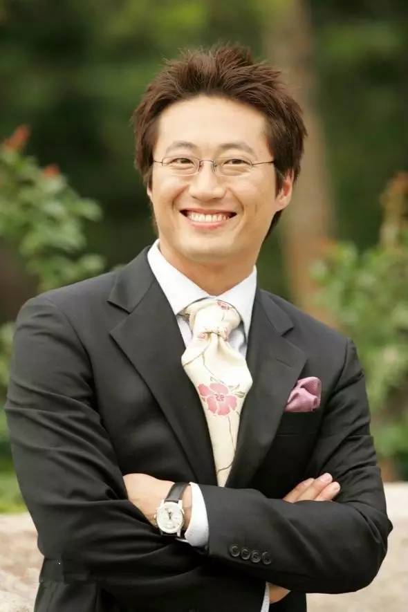 2004年,凭借浪漫爱情情景剧《巴黎恋人》获得sbs演技大赏最优秀演技