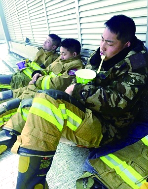 消防员奋战一夜 捧着泡面睡着了