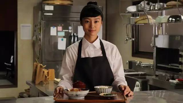 女儿平时扎着围裙,梳着丸子头,在厨房帮忙;有客人上门时就会放下头发