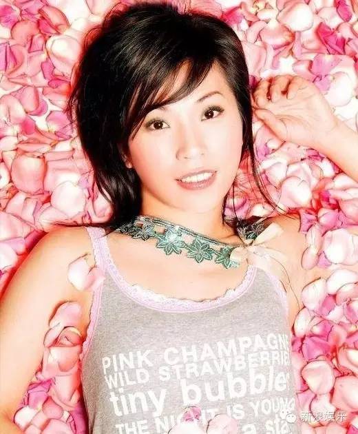 阿桑,都会想起她那略带沙哑而又有磁性的嗓音,一个如此与众不同的歌手