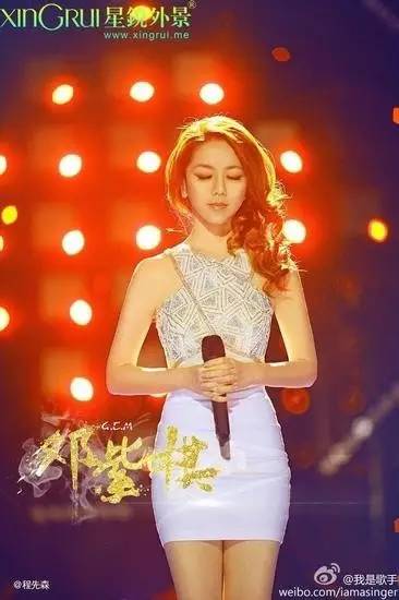 之后的相关报道也是洪涛赞邓紫棋演唱时很聪明乖巧,但是斥经纪人张丹