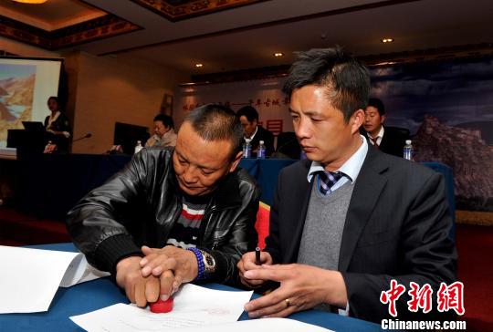 4月14日,日喀则市江孜县副县长何斌(图右)与旅行社代表签订2016年
