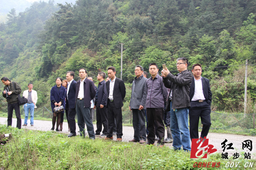 杨博理(中)在西岩镇山头冲水库查看除险工作杨博理组织召开座谈会