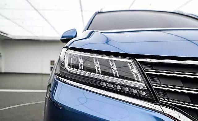 上汽阿里首款互联网汽车荣威RX5亮相