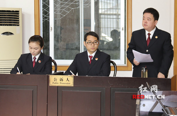 石门县人民检察院检察长夏阳在庭审现场宣读起诉书.
