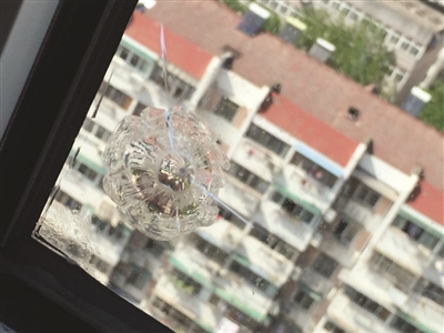 被弹弓打坏的玻璃