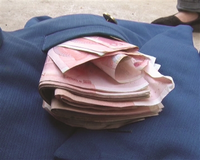 收来的旧衣服藏万元现金 朴实"破烂王"主动归还
