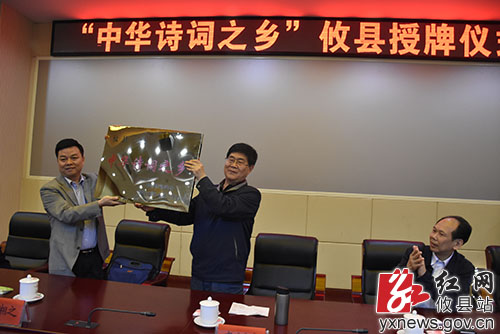 原标题:攸县荣获"中华诗词之乡"称号         攸县县委书记胡湘之