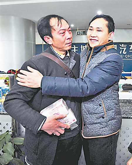 王波周小茨(左一)与孤寡老人合影宋良勇寇先江李艳任健康周先其和周亚