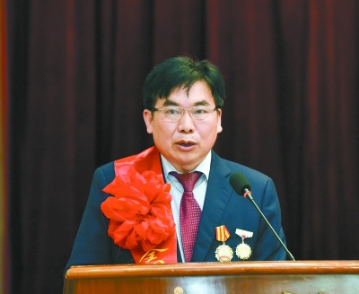 尹夏生邹彬陈恩亚编者按:刚满20岁的中建五局泥瓦工邹彬砌墙砌进了"