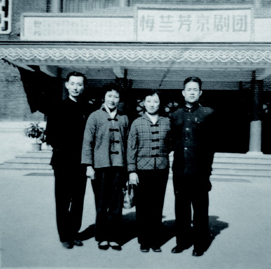 从左往右:梅葆玖,梅葆玥,张春秋,周正