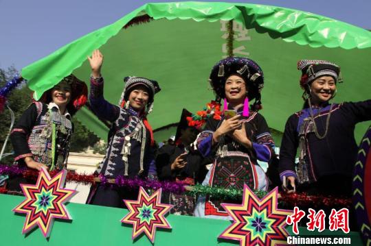 云南墨江1200对双胞胎巡游 哈尼族风情吸晴(图)