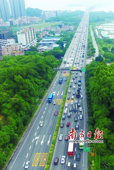 2日,在广州市南沙区,高速公路往虎门大桥方向车流较大.