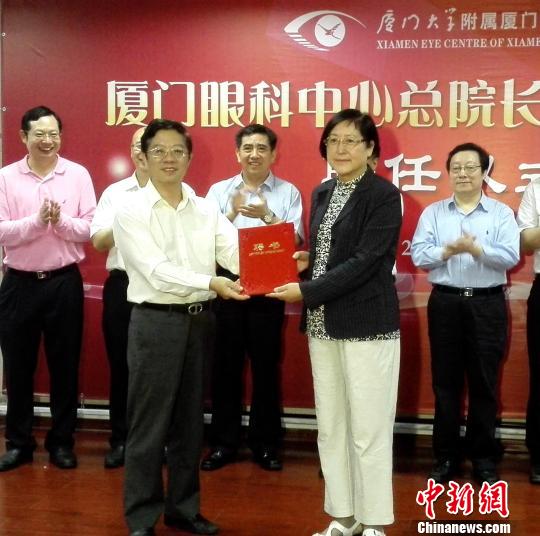 厦门市委常委,组织部长陈秋雄(左)向黎晓新教授(右)颁发聘书.