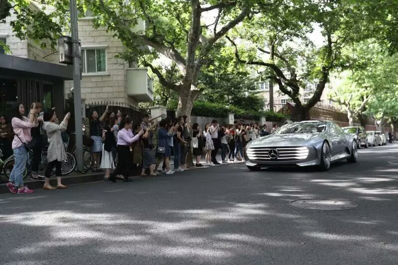 奔驰在上海制造了一片混乱 你有必要知道