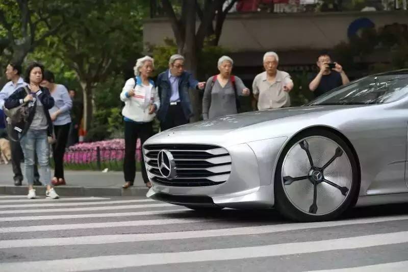 奔驰在上海制造了一片混乱 你有必要知道