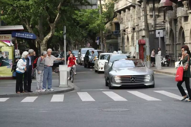奔驰在上海制造了一片混乱 你有必要知道