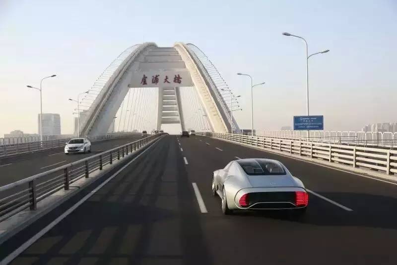 奔驰在上海制造了一片混乱 你有必要知道