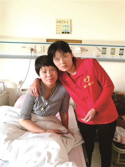 "在南京明基医院血液科病房,并不太善言辞的小云(化名),抱着刚满一岁