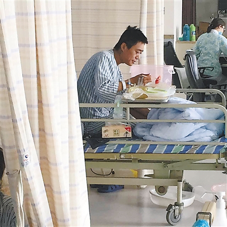 李德均在病房里吃饭记者 韩政 摄