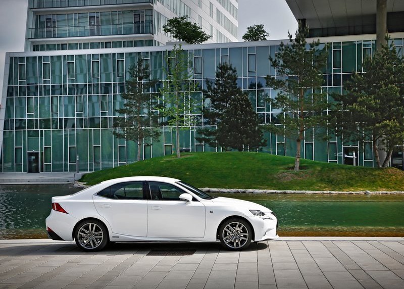 狙击宝马3系，IS与XE是知己or劲敌？