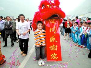 抗震小英雄林浩近况 小林浩在欢送广东援建汶川队伍时的留影。(资料图片)