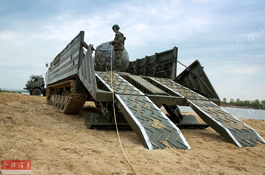 点击图片进入下一页俄军工兵准备展开重型浮桥.