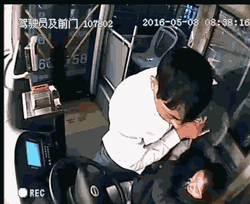 女司机被暴打 居然在光天化日下