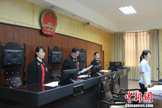 广西交通厅原厅长黄华宽受贿逾300万 获刑11年 图为法官宣读判决 黄高森 摄