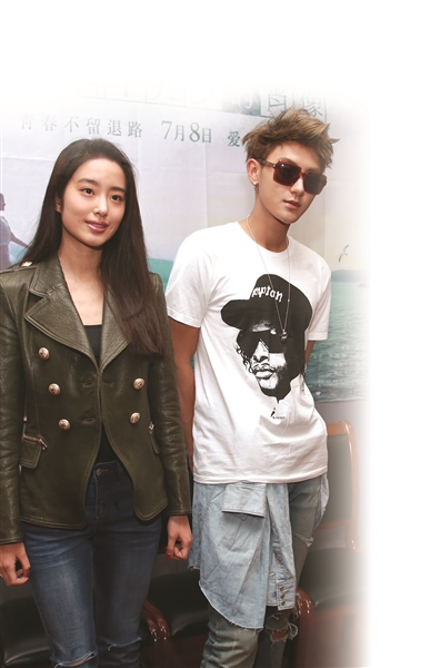 杨采钰(左)与黄子韬(右)与南财学子面对面.