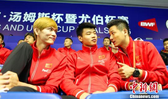 鲍春来一头金发助阵国羽对谌龙倾囊相授图