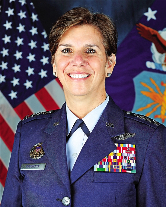 美军战区司令部首名女指挥官上任