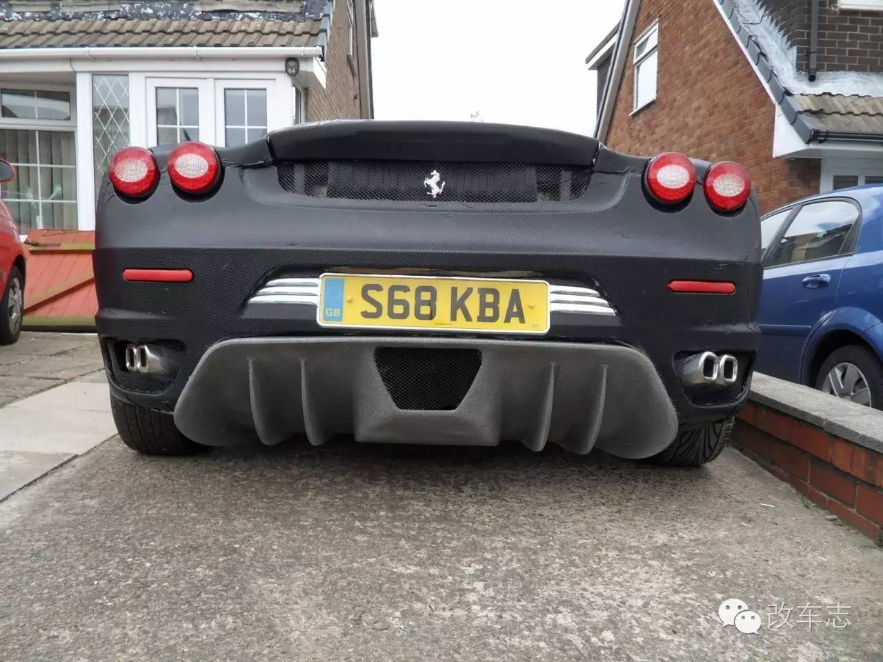 小伙开法拉利跑车，美女坐上车后一脸懵逼