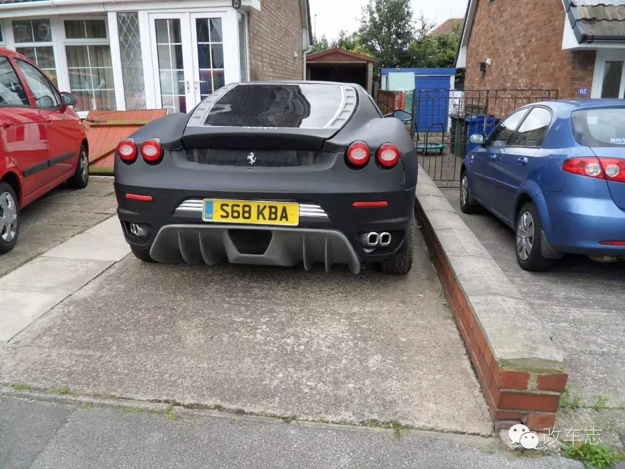 小伙开法拉利跑车，美女坐上车后一脸懵逼